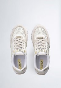 Sneakers bianchi con pelle perforata e dettagli metallici. Presentano punta rotonda, chiusura con lacci e dettaglio logo sulla linguetta e sul lato.