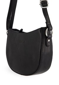 Sort læder skuldertaske i halvmåneform med justerbar rem, sølvspænde og prægget "Venezia" logo på forsiden.