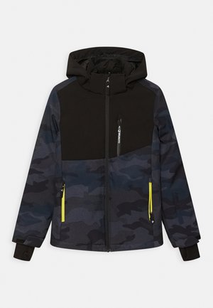 Veste camouflage noire et bleu foncé avec capuche, fermeture éclair frontale complète, poche poitrine, poches latérales zippées avec accents jaunes, manches longues avec poignets.
