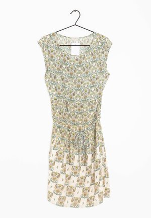 Robe sans manches longueur genoux avec une ceinture nouée à la taille, présentant un motif floral cachemire vert, beige et marron sur un tissu léger, suspendue à un cintre noir.