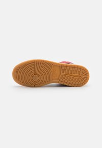 Jordan AIR 1 MID SE UNISEX - Scarpe da basket - black/fire red/white/malachite