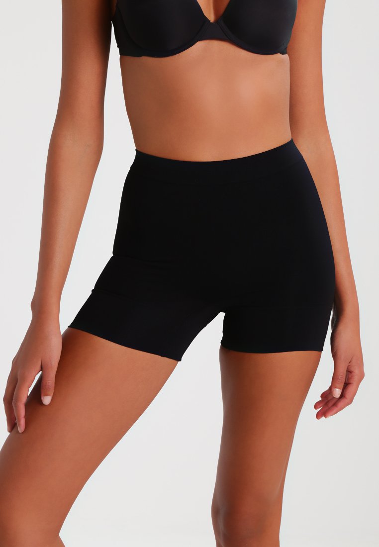Sorte stretchshorts laget av mykt stoff, med høy midje og glatt tekstur, designet for komfort og fleksibilitet.