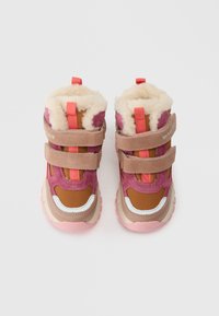 Barnvinterstövlar i brunt, rosa och beige med två kardborrband och vit fleecefoder, visade uppifrån mot en vit bakgrund.