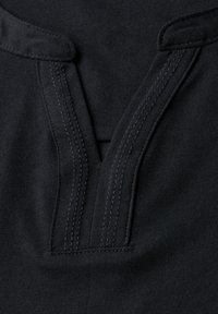 Top en coton noir avec un col en V orné de broderies et une encolure texturée. Tissu lisse avec des bords renforcés.
