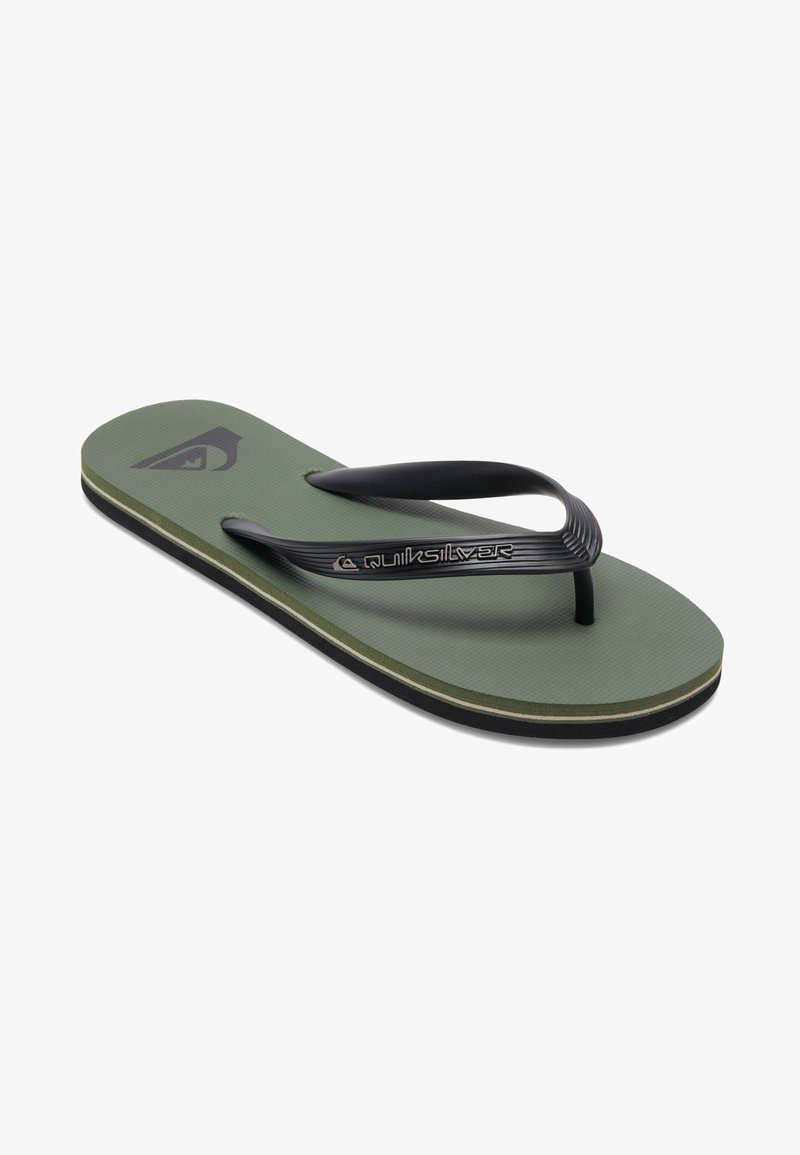 Tongs vertes avec des sangles en caoutchouc noires, semelle intérieure texturée et un logo noir. Présente une semelle superposée avec un design de bord contrastant.