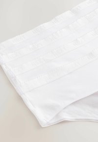 Witte katoenen slips met een zachte, elastische tailleband met een reliëf "NEXT" logo, een gladde textuur en een klassieke snit.