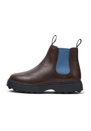 Bottines Chelsea en cuir marron avec un panneau latéral élastique bleu, semelle en caoutchouc et languettes pour un enfilage facile. Fini texturé avec un bout arrondi.