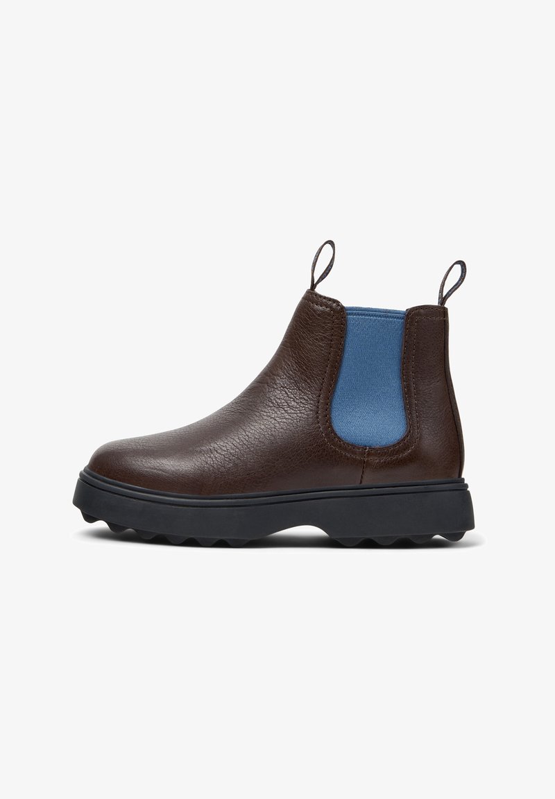 Ruokakeines ruskea nahkainen Chelsea-saapas, jossa on sininen elastinen sivupaneeli, kumipohja ja vetoketjut helppoa pukemista varten. Teksturoitu pinta ja pyöristetty kärki.