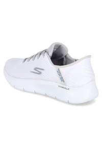 Sneakers bianchi con tomaia in mesh, punta rotonda e suola testurizzata. Presentano un logo grigio e il marchio "GOWALK" sul lato.