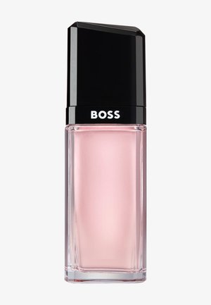 Rektangulær glas parfume flaske med lyserød væske og en blank sort skrå hætte mærket "BOSS."