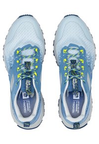Scarpe da atletica azzurro chiaro con materiale in rete testurizzato, dettagli gialli nei lacci e suole nere. Presentano una linguetta e un tirante sul tallone con marchio.