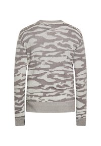 Maglione grigio chiaro con un motivo di camouflage astratto beige, polsini e orlo a costine, con un classico collo a giro. Tessuto in maglia morbido.