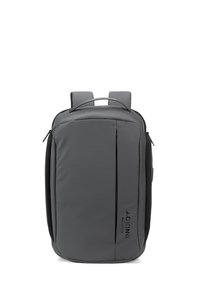 Zaino grigio realizzato in tessuto resistente, caratterizzato da un design minimalista, texture liscia, cerniere e dettaglio del logo sulla parte frontale.