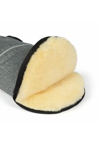 Grauer textile Stiefelinnenraum mit plüschigem beigen Schaffellfutter und schwarzem Außenrand, entworfen für Wärme und Komfort.