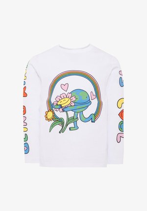 T-shirt bianca a maniche lunghe con un design cartoon colorato di un personaggio terra sorridente che tiene dei fiori, con un arcobaleno sopra.