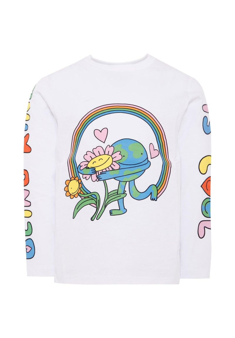 T-shirt bianca a maniche lunghe con un design cartoon colorato di un personaggio terra sorridente che tiene dei fiori, con un arcobaleno sopra.