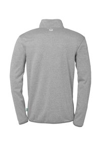 Pullover en polaire gris avec un col haut, des manches longues et un petit logo au dos. Texture lisse, design simple.