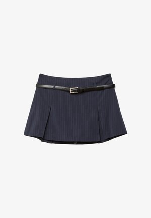 Gonna mini a righe blu navy con pieghe frontali e una sottile cintura in pelle nera con un fibbia argentata.