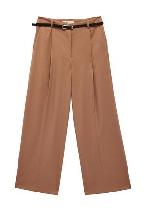 Wijd uitlopende broek in camelkleur met voorplooien en zijzakken, gecombineerd met een smalle zwarte riem met een zilveren gesp.