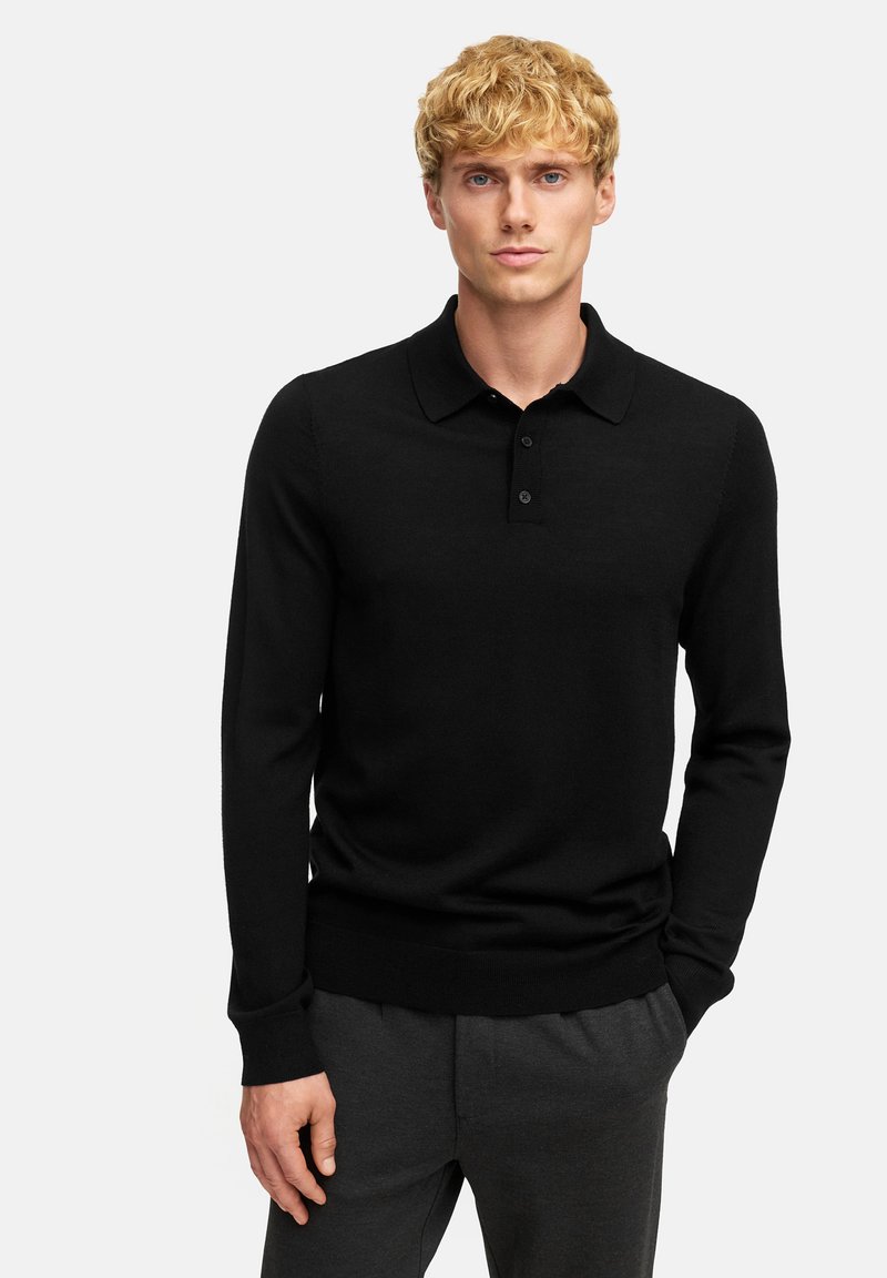 Polo a maniche lunghe nera realizzata in un tessuto a maglia liscia, con colletto classico, pattina con tre bottoni e polsini e orlo a costine.
