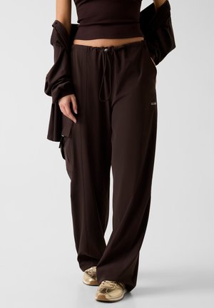 MIT WEITEM BEIN - Pantalon de survêtement - dunkelbraun