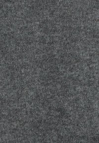 Szara bawełniana tkanina z subtelną teksturą melanżową, o jednolitym wyglądzie i miękkim w dotyku. Idealna do różnych zastosowań odzieżowych.