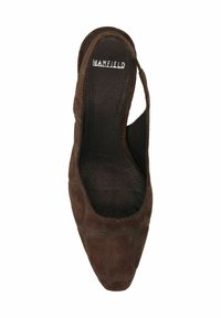 Bruine suède slingback schoen met een spitse neus, gestructureerd oppervlak en elastische zijkant voor gemakkelijke toegenomen. Het interieur heeft een gladde donkere afwerking.