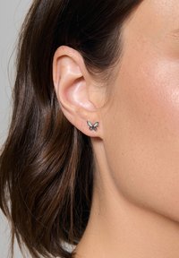 Srebrne kolczyki w kształcie motyla z czystymi kryształami, z misternym detalem skrzydeł oraz polerowanym wykończeniem.