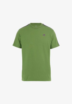 Grünes Baumwoll-T-Shirt mit Rundhalsausschnitt, kurzen Ärmeln, lila Logo auf der Brust und kontrastierenden grauen Streifen an den Schultern.