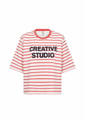 Hvid T-shirt med korte ærmer og røde horisontale striber, rød krave og sort tekst "CREATIVE STUDIO" på forsiden.