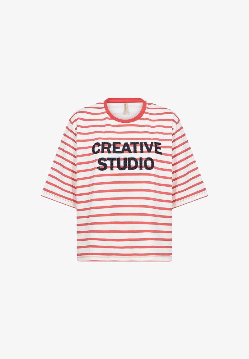 T-shirt blanc à manches courtes avec des rayures horizontales rouges, un col rouge et un texte noir "CREATIVE STUDIO" sur le devant.