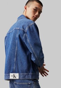 Calvin Klein Jeans REGULAR - Teksajakk - denim medium