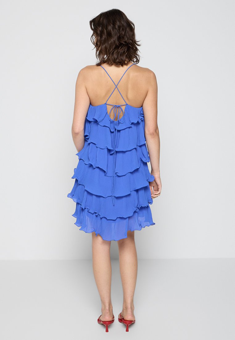 Blaues plissiertes Kleid mit mehreren Rüschenschichten. Verfügt über Spaghettiträger und ein gebundenes Rückendetail. Glatte Textur.