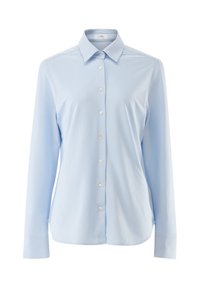 Hellblaues Hemd mit weißen vertikalen Streifen. Lange Ärmel, klassischer Kragen und sieben Knöpfe entlang der Vorderseite. Glatte Stoffstruktur.