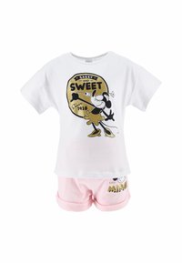 Camiseta de algodón blanca con un diseño gráfico en negro y dorado que dice "Sassy and Sweet", combinada con pantalones cortos de algodón rosa con estampado de Minnie Mouse.