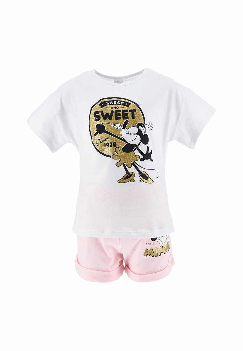 Camiseta de algodón blanca con un diseño gráfico en negro y dorado que dice "Sassy and Sweet", combinada con pantalones cortos de algodón rosa con estampado de Minnie Mouse.