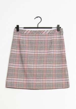 Geruite A-lijn rok in beige, bruine en rode tinten, hangend aan een zwarte hanger tegen een witte achtergrond.