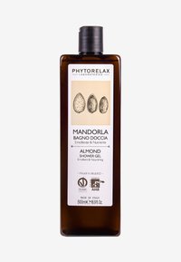 Brun plastflaska med mandel-duschgel, med en vit etikett som har tre mandlar, svart text och ett svart lock. Innehåller 500 ml.