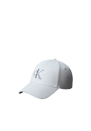 Hvid baseballcap med buet skygge og Calvin Klein "cK" logo broderet på frontpanelet.