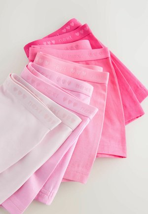 Ensemble de huit débardeurs en coton dans des nuances de rose et de blanc, ornés du logo "next" avec des motifs en forme de cœur sur les bandes.