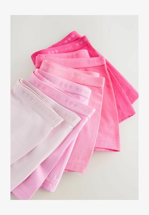 Set di otto canottiere in cotone in diverse tonalità di rosa e bianco, con il logo "next" e motivi a cuore sui bordi.