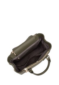 Borsa a tracolla in leather verde oliva con forma strutturata, chiusura con zip e hardware in tono oro; l'interno presenta una fodera in tessuto scuro e tasche.