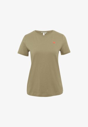 Olivgrünes Baumwoll-T-Shirt mit kurzen Ärmeln, Rundhalsausschnitt und einem gestickten roten Herz auf der linken Brust. Lässige Passform und glatte Textur.