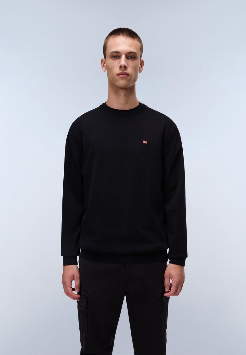 Zwarte sweatshirt met lange mouwen en een ronde halslijn, voorzien van een klein rood en wit logo op de borst. Vloeiende textuur, relaxte pasvorm.