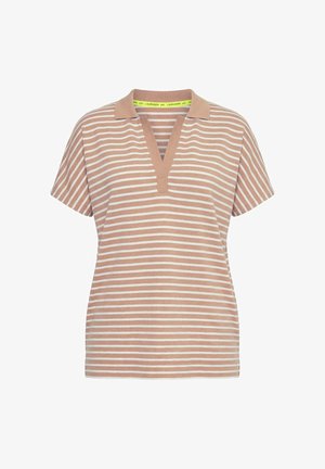 Beżowa koszulka polo z krótkim rękawem, białe poziome paski i żółty, oznakowany wewnętrzny kołnierz, z dekoltem w serek.
