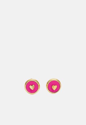 Boucles d'oreilles clous rondes en or avec des centres rose vif et de petites formes de cœur dorées au milieu sur fond blanc.