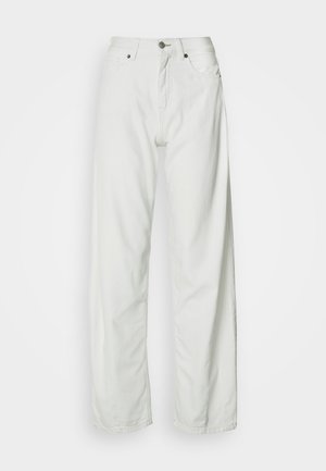 Valged laia lõikega teksad, valmistatud denimist, millel on nööpidega kinnis ja viie taskuga disain. Sile tekstuur ja minimaalne õmbluste detail.