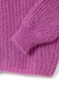 Maglione rosa lavorato a maglia caratterizzato da una finitura testurizzata e pelosa, con polsini e corpo a costine, realizzato in un materiale morbido e leggero.