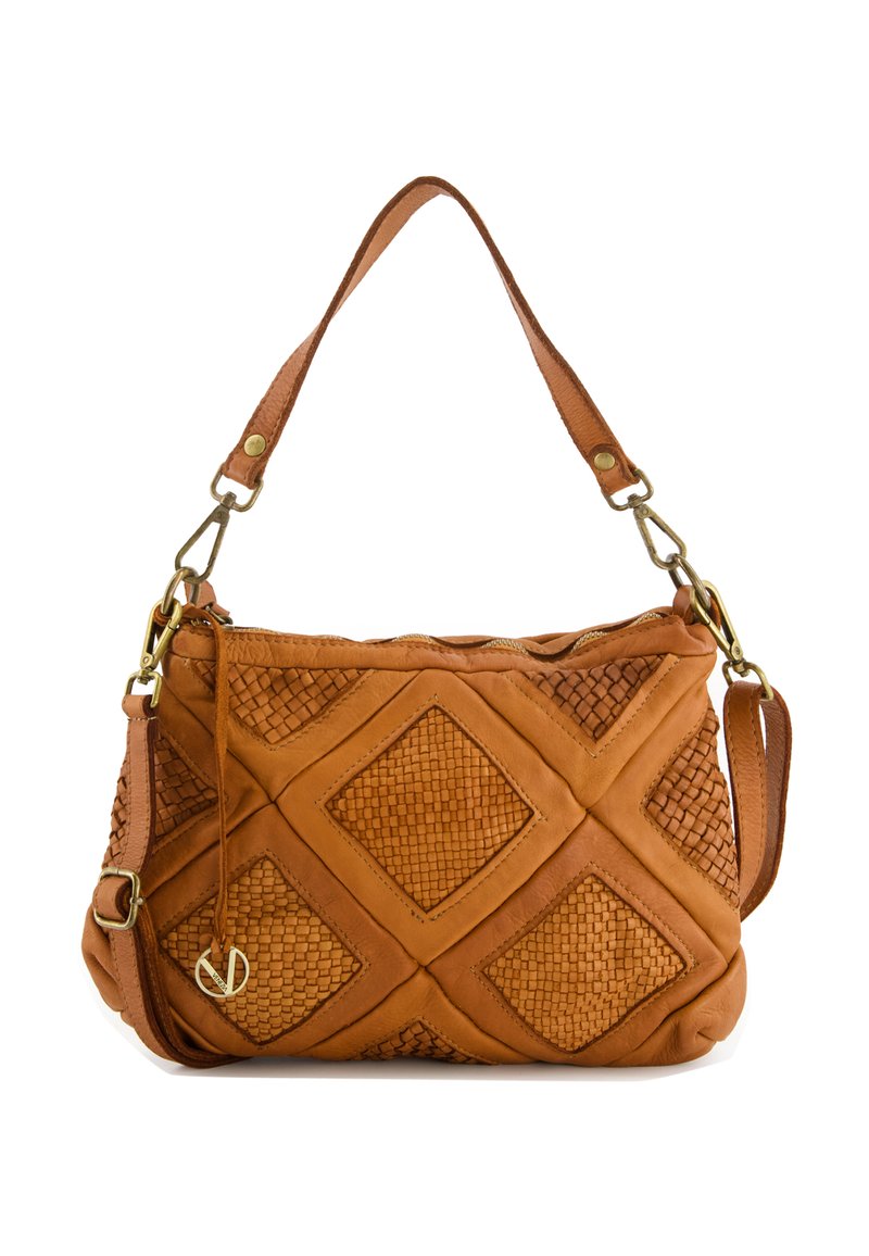 Tasche aus tanfarbenem Leder mit gewebtem Rautenmuster, ergänzt durch einen abnehmbaren Riemen und bronzefarbenen Hardware, mit einem Reißverschluss an der Oberseite.