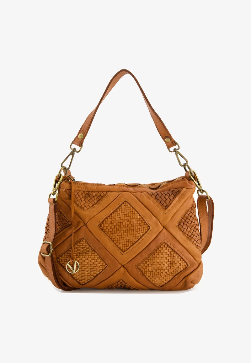 Tasche aus tanfarbenem Leder mit gewebtem Rautenmuster, ergänzt durch einen abnehmbaren Riemen und bronzefarbenen Hardware, mit einem Reißverschluss an der Oberseite.